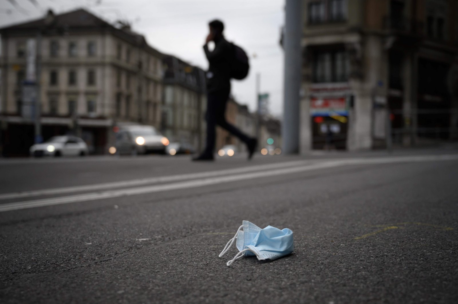 A discarded protective face mask lies on a sidewalk amid the COVID-19 outbreak, in Lausanne, Switzerland, May 14, 2020.(AFP Photo)