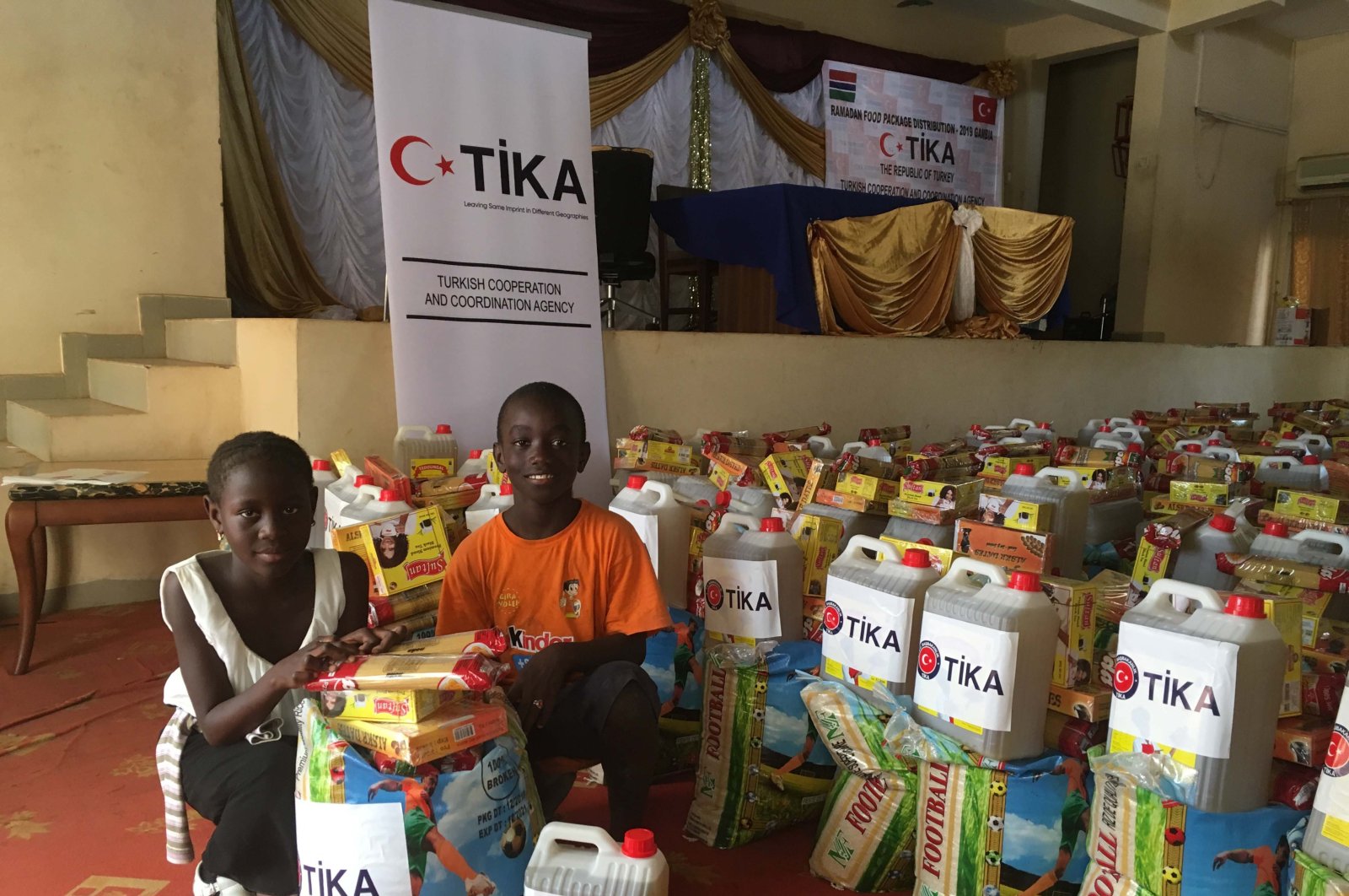 Gambian children smile after receiving TIKA donations, Gambia, June 7, 2019. (IHA)