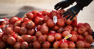 Mike Probst moves onions from a Loffredo Fresh Foods truck on April 15, 2020 in Des Moines. (Reuters Photo)
