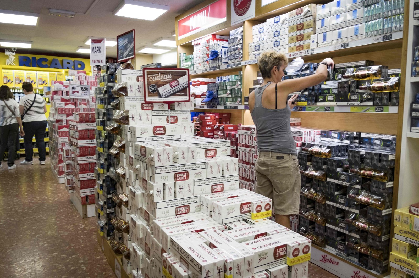 Customers purchase cigarettes in a supermarket in the town of Pas de la Casa, Andorra, Andorra, July 27, 2017. (AFP Photo)