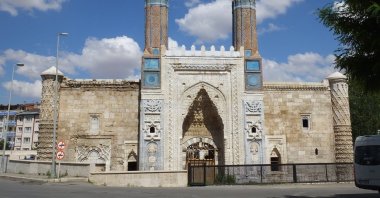 The Gök Medrese was built per the order of Vizier Sâhib Ata Fahreddin Ali in 1271 during the reign of Kaykhusraw III.