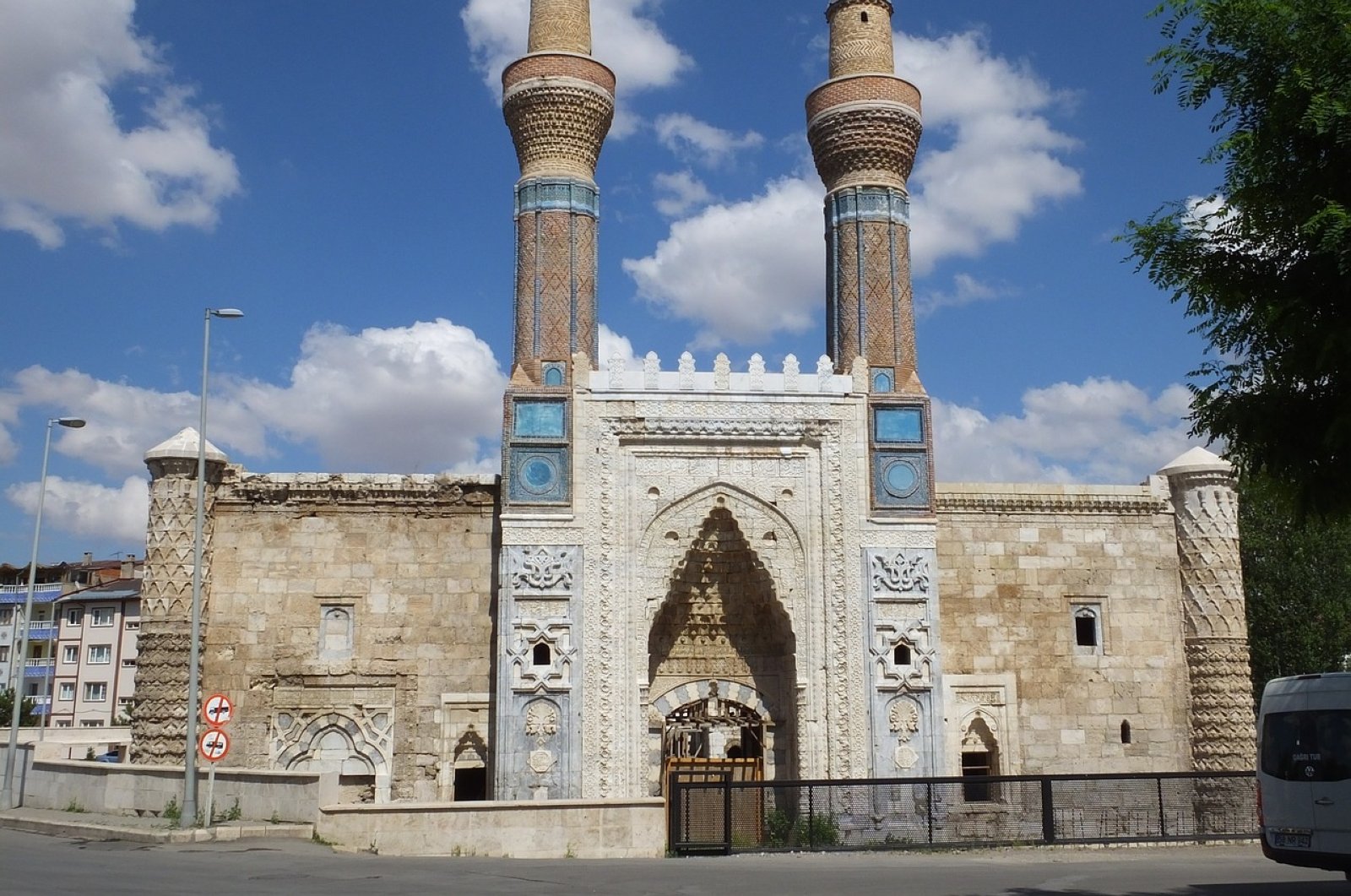 The Gök Medrese was built per the order of Vizier Sâhib Ata Fahreddin Ali in 1271 during the reign of Kaykhusraw III.