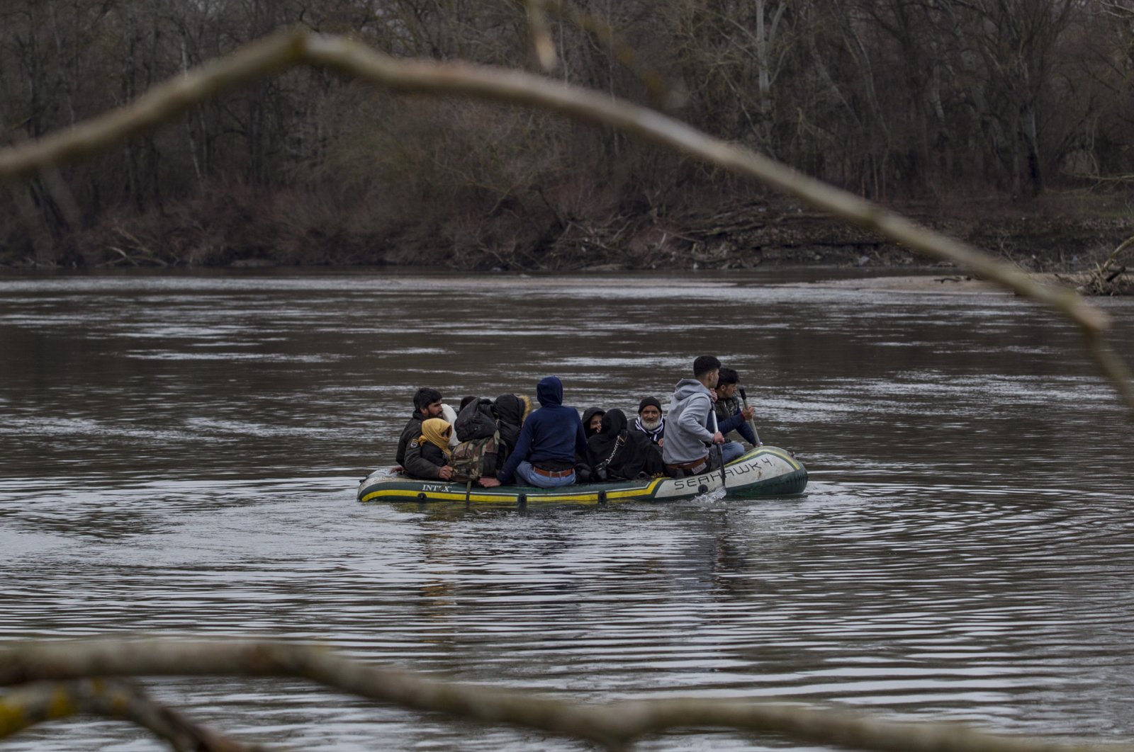 Migrants are seen in a dinghy on the Maritsa River between Turkey and Greece, March 3, 2020 (DHA Photo) 