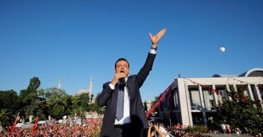 Istanbul Mayor Ekrem Imamoğlu of the main opposition Republican People's Party (CHP) addresses his supporters from the top of a bus outside City Hall in Istanbul, Turkey, June 27, 2019. (Reuters File Photo)