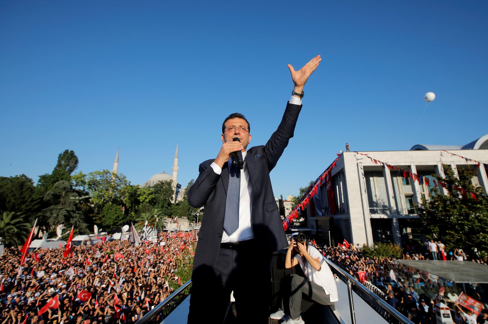 Istanbul Mayor Ekrem Imamoğlu of the main opposition Republican People's Party (CHP) addresses his supporters from the top of a bus outside City Hall in Istanbul, Turkey, June 27, 2019. (Reuters File Photo)