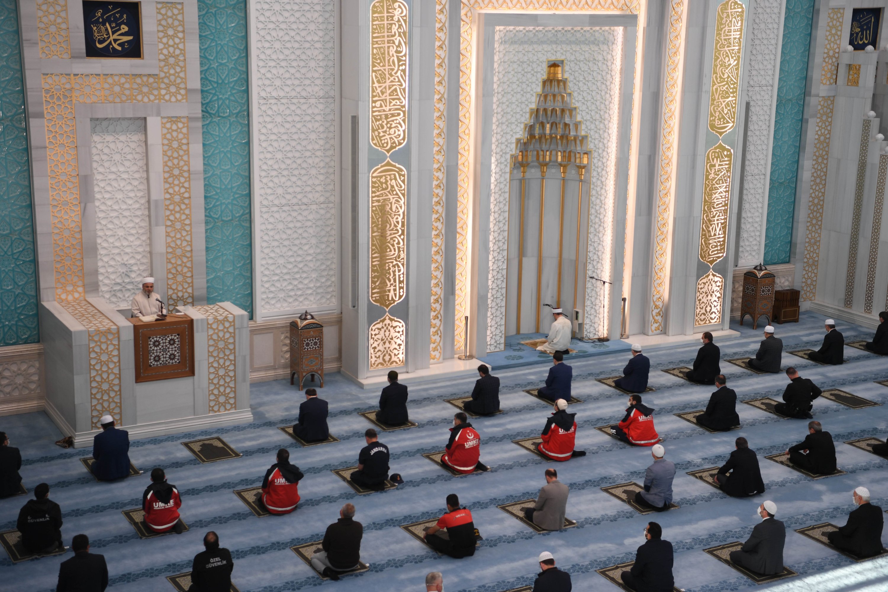 Though mosques were devoid of a congregation in the early hours of Ramadan Bayram's first day, a mosque in Ankara held Turkey's first collective prayers in over two months. (AA Photo)