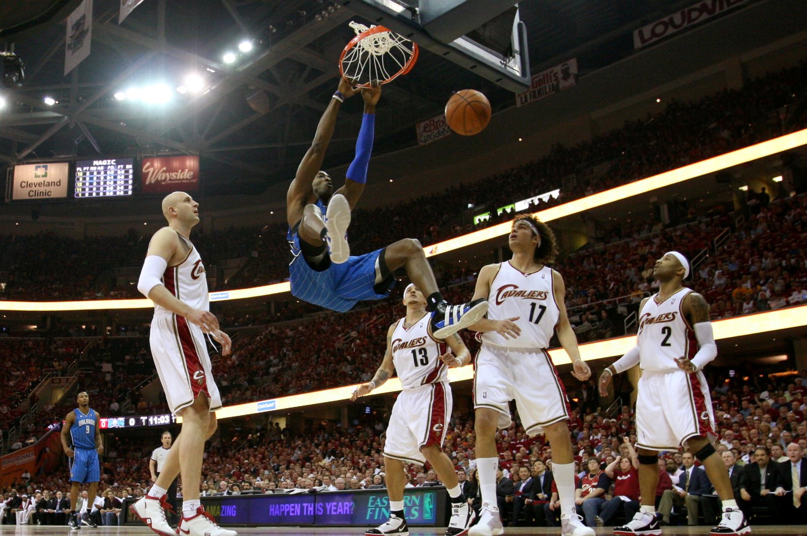 Orlando Magic center Dwight Howard knocks the 24-second clock off the backboard with a ferocious dunk during his side's 107-106 victory against Cleveland Cavaliers, May 20, 2009. (Reuters Photo)