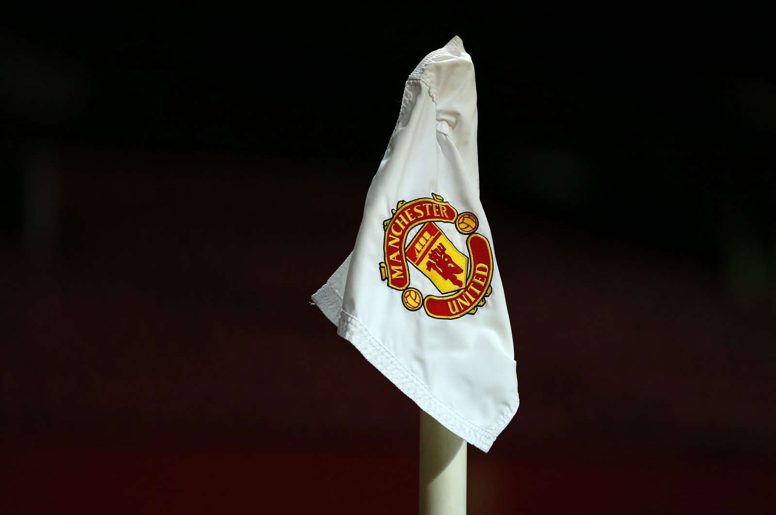 The Manchester United club logo is seen on a corner flag on the Old Trafford pitch ahead of the FA Cup fourth-round replay match against Cambridge United at Old Trafford, Manchester, northern England, Feb. 3, 2015. (Reuters Photo)