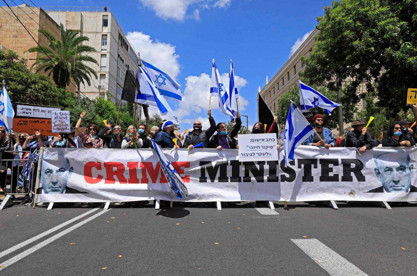 Israeli protesters rally against Prime Minister Benjamin Netanyahu outside his residence, Jerusalem, May 24, 2020. (AFP Photo)