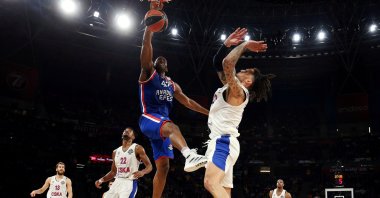 Anadolu Efes' Bryant Dunston dunks on CSKA Moscow’s Daniel Hackett during the EuroLeague Final Four final game at Fernando Buesa Arena, Vitoria-Gasteiz, Spain, May 19, 2019. (Reuters Photo)