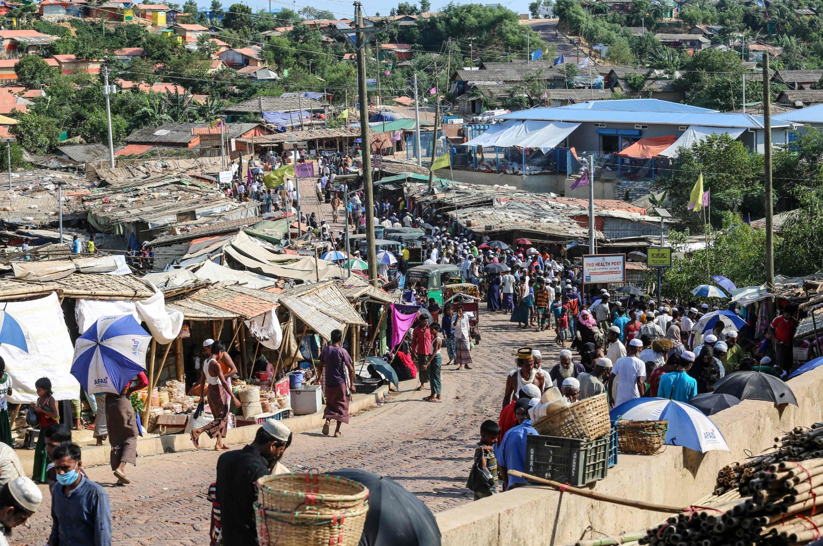 Rohingya refugees gather at a market as the first cases of COVID-19 emerged in the area, in the Kutupalong refugee camp in Ukhia, May 15, 2020. (AFP Photo)