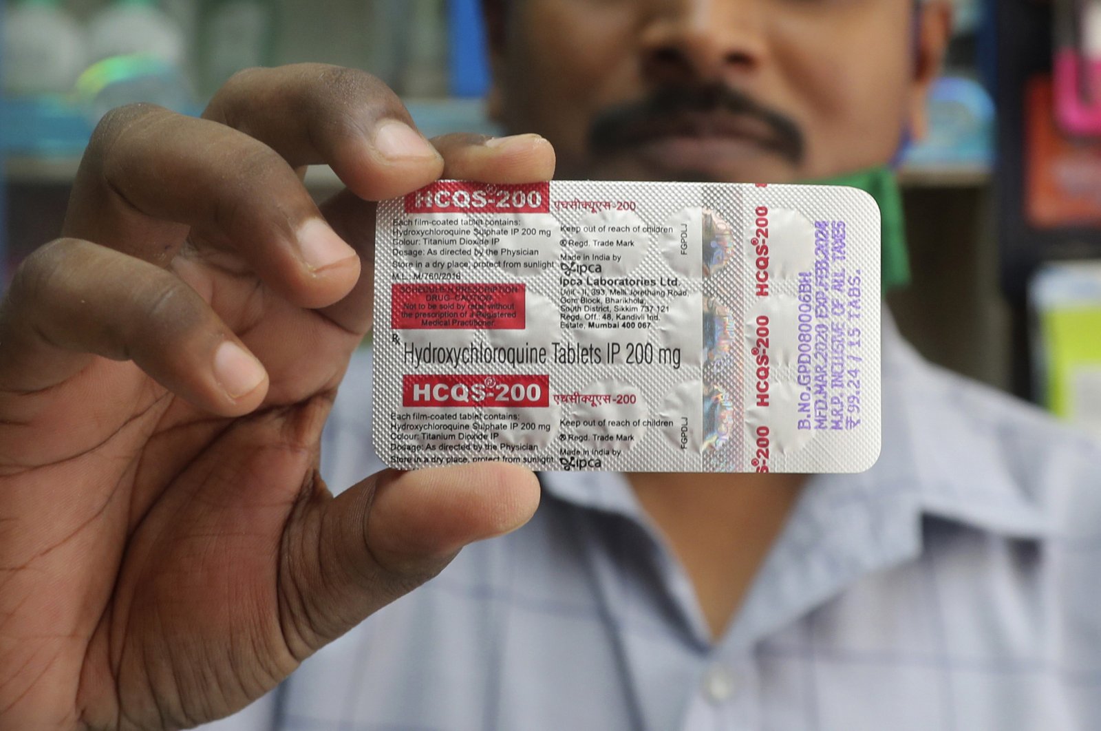 A chemist holds a pack of hydroxychloroquine tablets in Mumbai, India, May 19, 2020. (AP Photo)