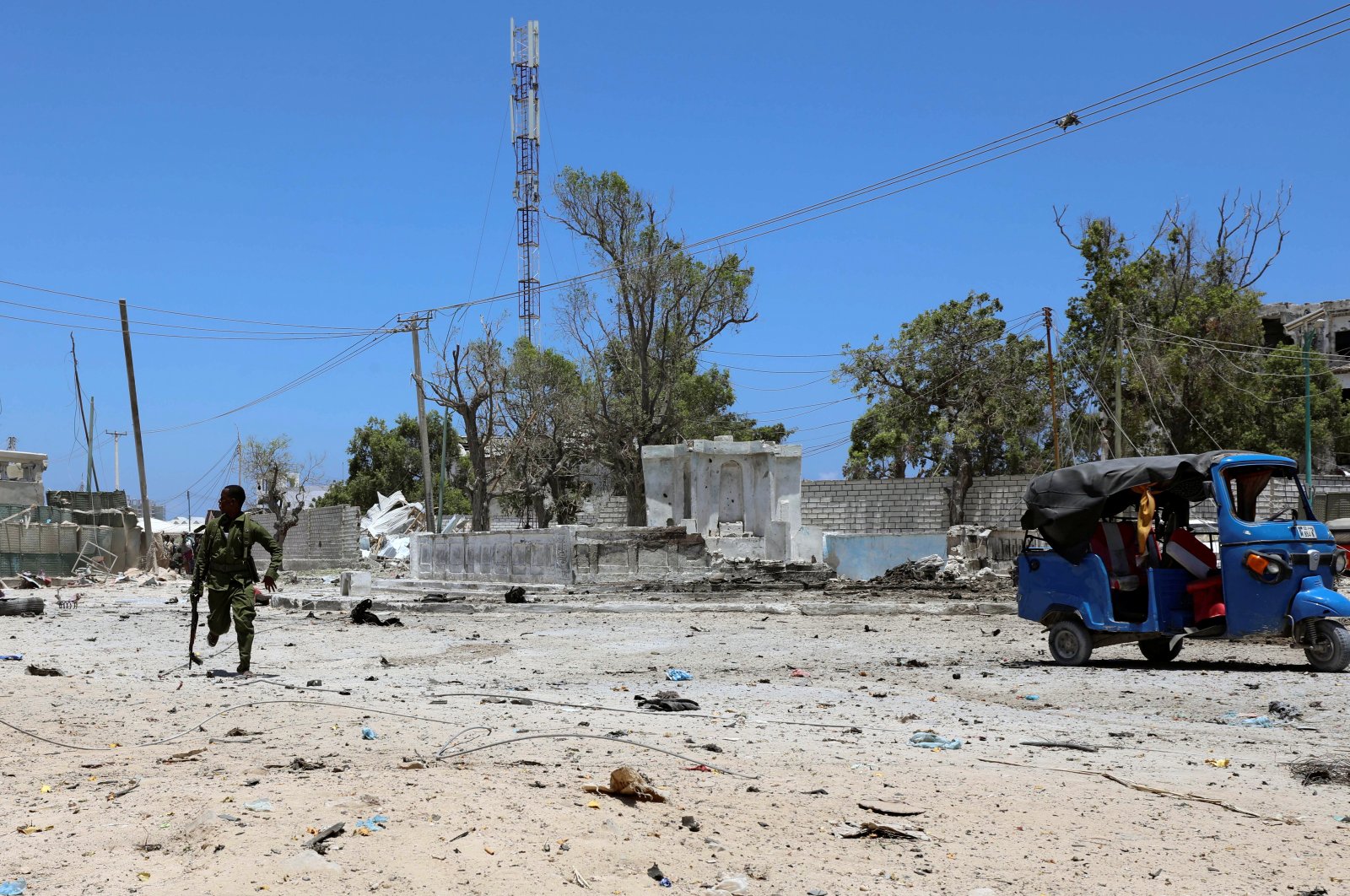 A Somali soldier runs to hold position as an al-Shabab militia storm a government building in Mogadishu, Somalia, March 23, 2019. (Reuters Photo)