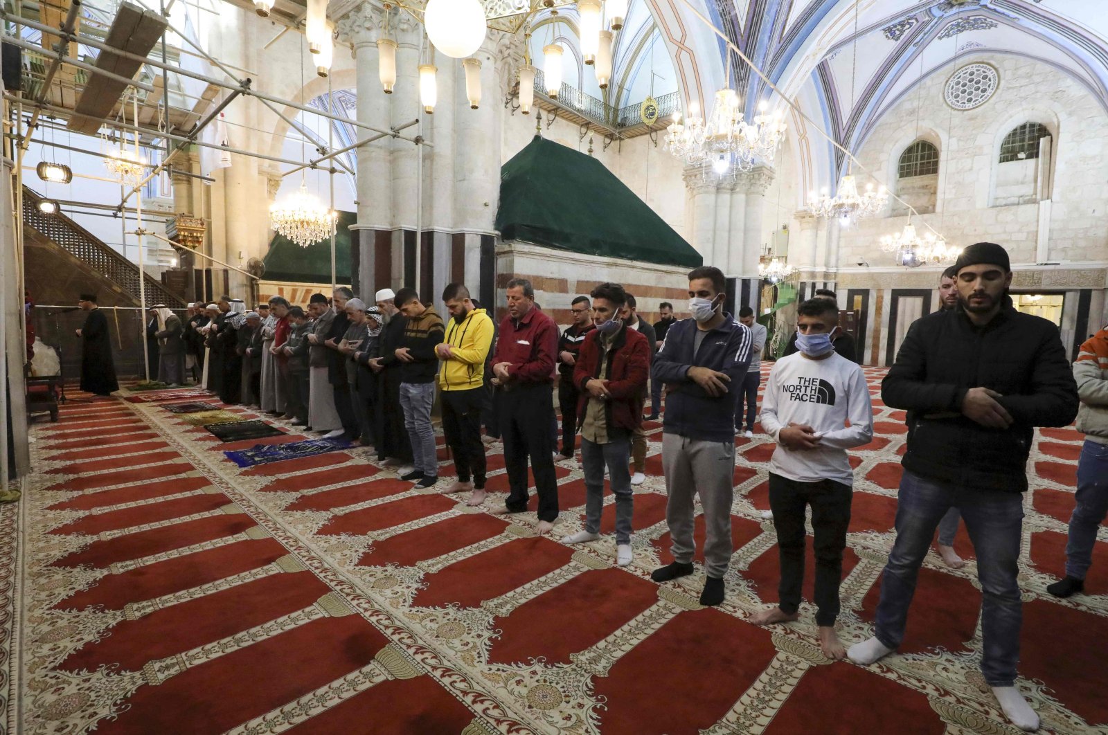 Palestinian men gather for dawn prayers at the Ibrahimi Mosque, Hebron, occupied West Bank, May 26, 2020. (AFP Photo)
