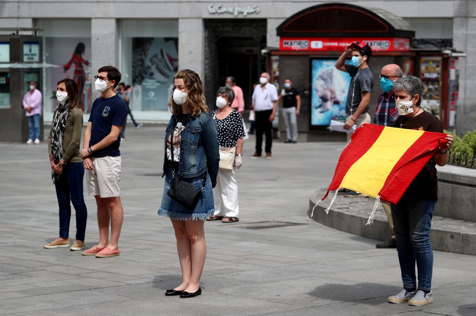 People wearing protective face masks stand during a daily minute of silence to commemorate victims of the coronavirus disease (COVID-19), at Puerta del Sol square in Madrid, Spain, May 26, 2020. (Reuters Photo)
