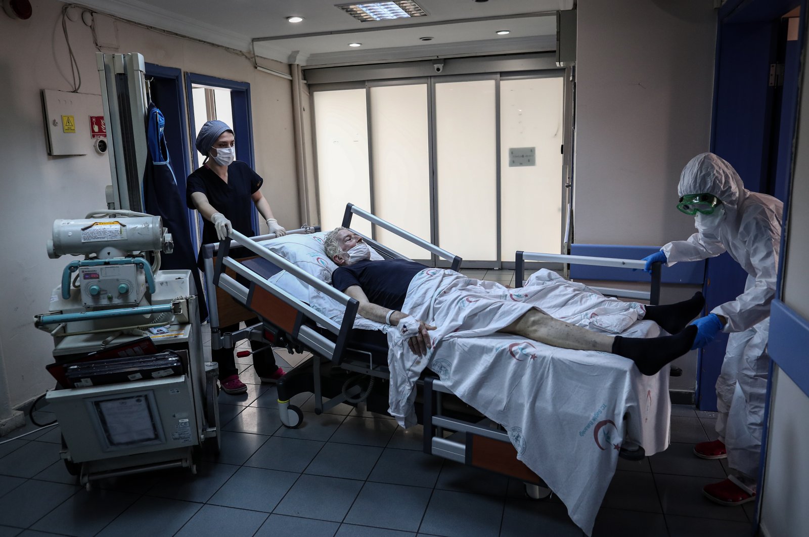 Medical workers push a bed with a patient reportedly infected with COVID-19, at the Istanbul Şişli Hamidiye Etfal Training and Research Hospital, in Istanbul, May 20, 2020. (EPA Photo)