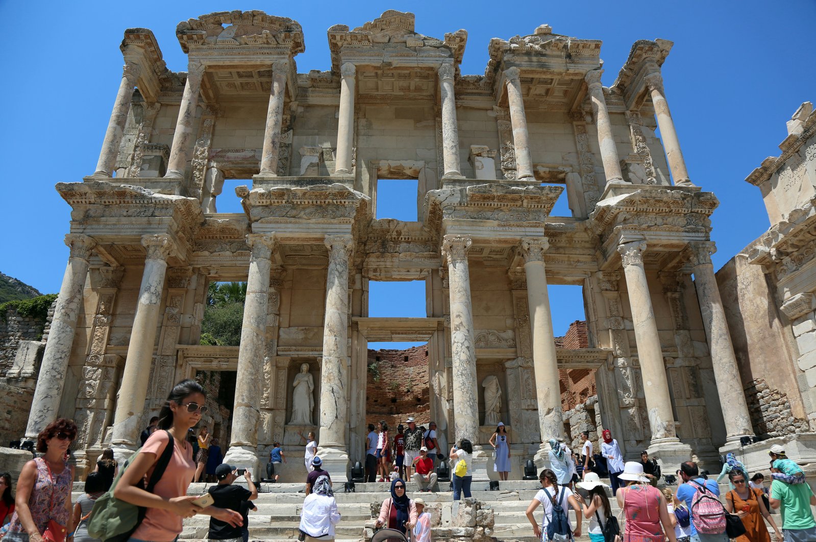 Tourists visit the Celsius Library in the ancient city of Ephesus near İzmir in the western Aegean region, Turkey, Aug. 5, 2018. (Reuters Photo)