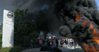 Nissan employees burn tires in front of the Japanese car manufacturer's plant in Barcelona on May 28, 2020. (AFP Photo)
