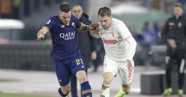 Roma's Jordan Veretout, left, and Juventus' Aaron Ramsey challenge for the ball during a Serie A match in Rome, Italy, Jan. 12, 2020. (AP Photo)