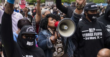 Jamela J. Pettiford sings during a protest with Former NBA player Stephen Jackson in response to the police killing of George Floyd outside the Hennepin County Government Center on May 29, 2020 in Minneapolis, Minn. (AFP Photo)