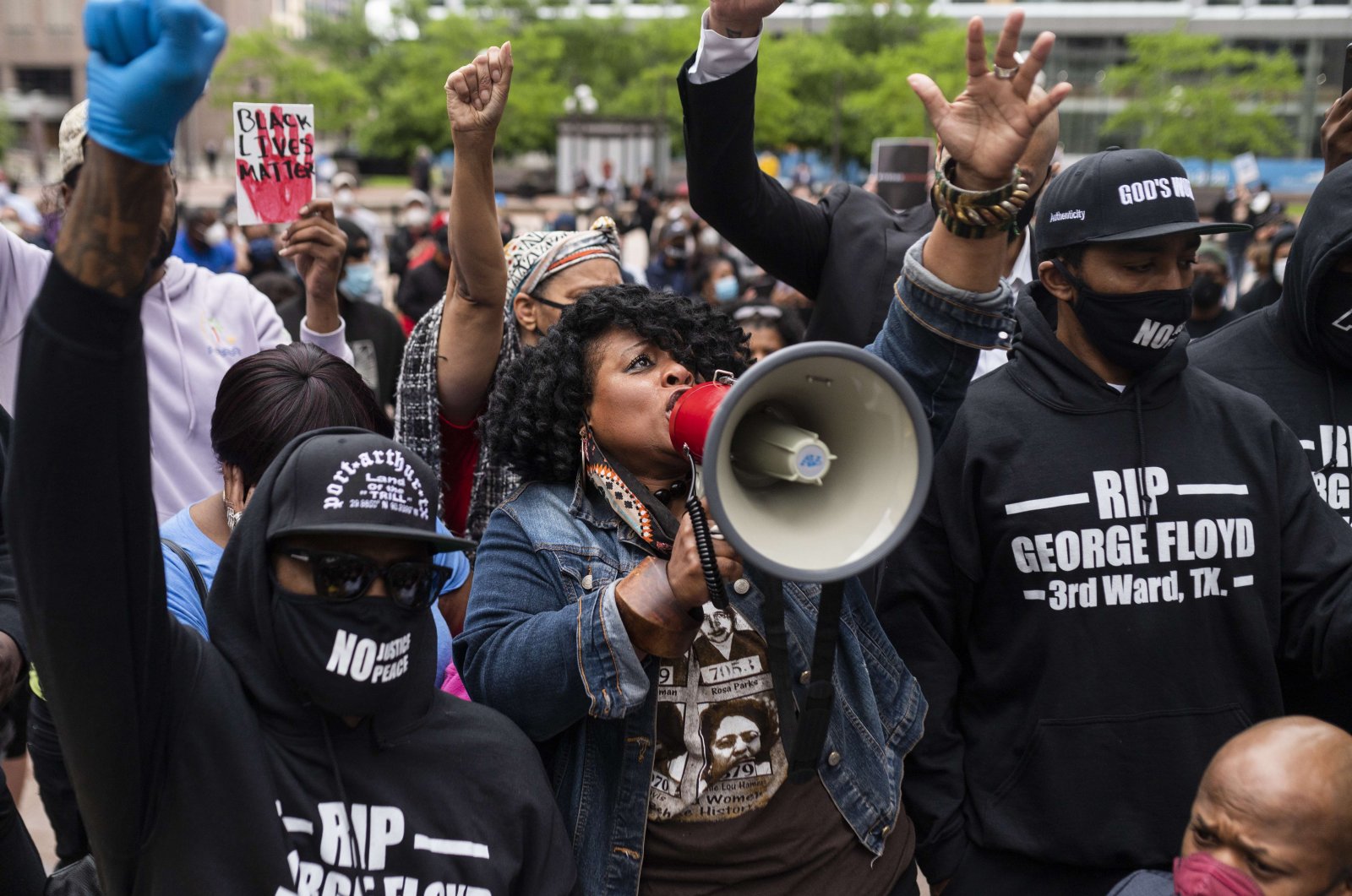 Jamela J. Pettiford sings during a protest with Former NBA player Stephen Jackson in response to the police killing of George Floyd outside the Hennepin County Government Center on May 29, 2020 in Minneapolis, Minn. (AFP Photo)