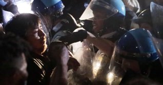 US Protests: Louisville cops fire pepper bullets at TV crew live on air