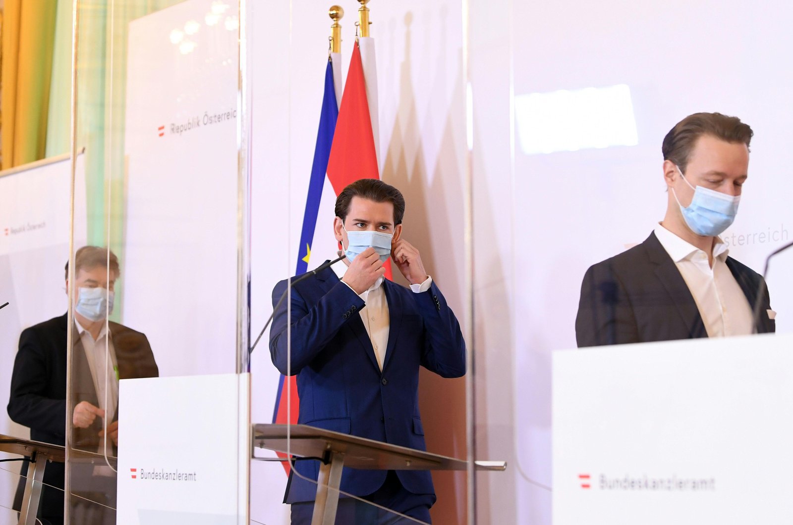 (L-R) Austria's Vice-Chancellor Werner Kogler, Chancellor Sebastian Kurz and Finance Minister Gernot Bluemel wear face masks during a press conference on May 25, 2020 at the Chancellery in Vienna, amid the novel coronavirus / COVID-19 pandemic. (AFP Photo)