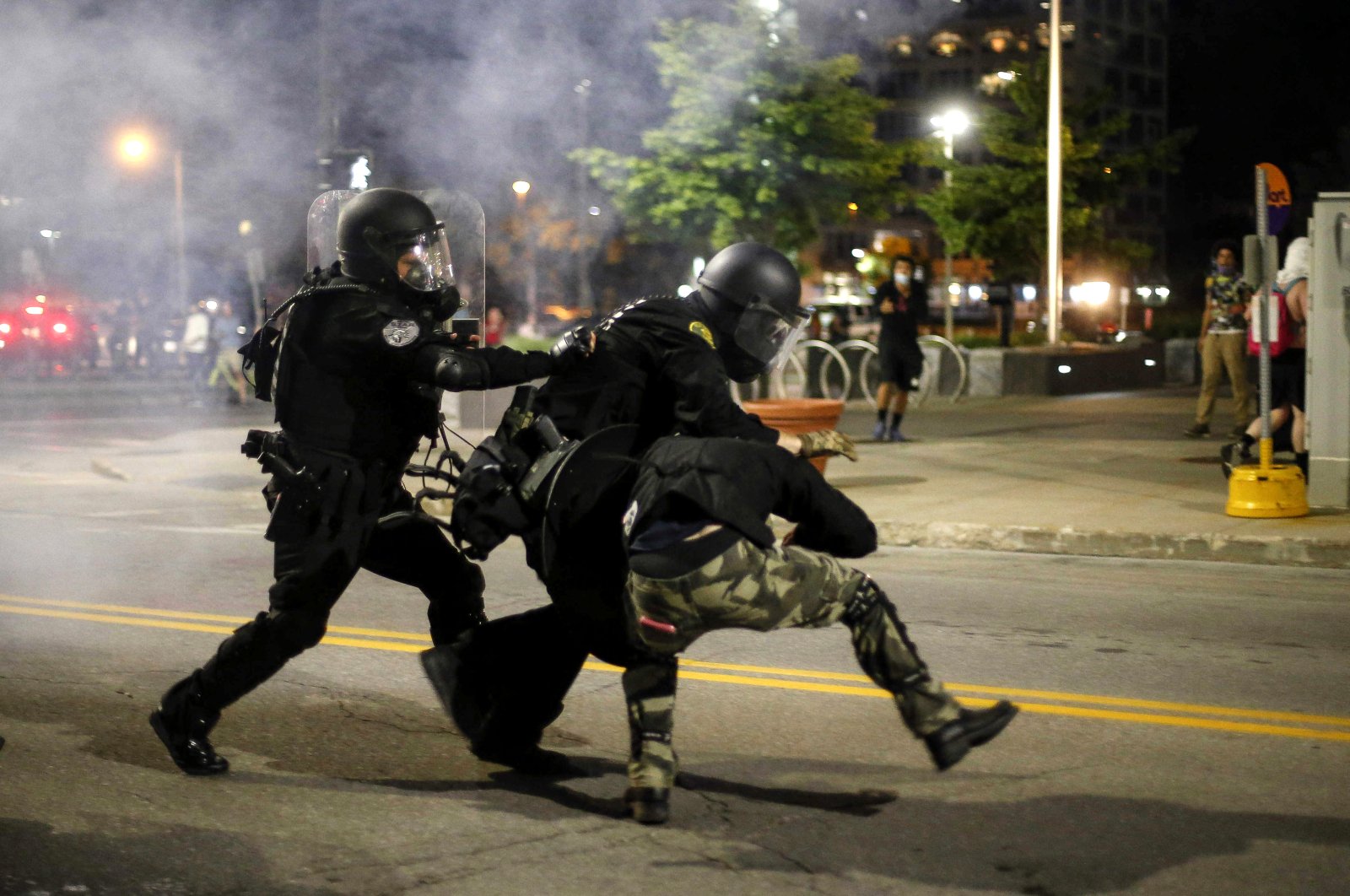 Police clash with protesters in downtown Des Moines, Iowa, U.S., May 30, 2020. (The Des Moines Register via AP)