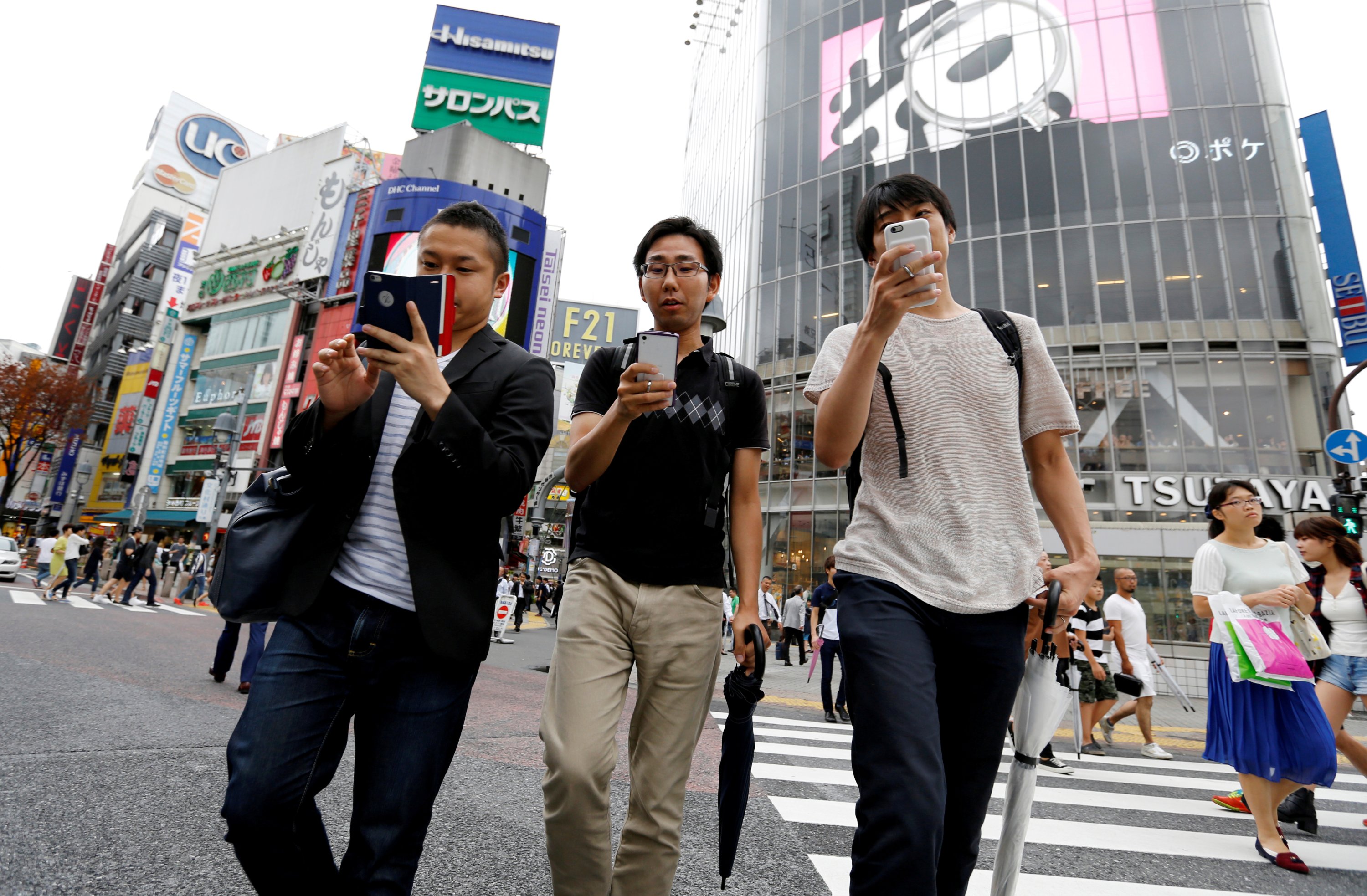 Јапонски град забрани гледање во телефонот додека се оди по улица