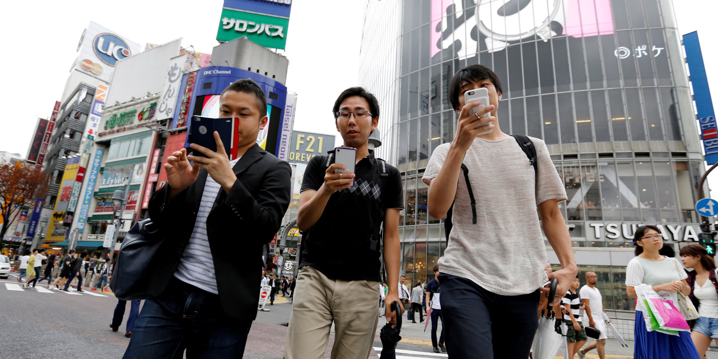 Japan's Yamato aims to ban phone use while walking | Daily Sabah