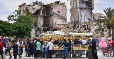 Syrians gather in front of the Citadel of Aleppo on the third day of Eid al-Fitr holiday as coronavirus restrictions are eased amid the COVID-19 pandemic, in northern Syria, May 26, 2020. (AFP Photo)