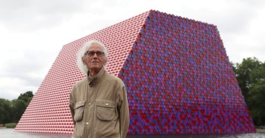 Artist Christo stands in front of his work "The London Mastaba" on the Serpentine in Hyde Park, London, Britain, June 18, 2018. (REUTERS PHOTO)