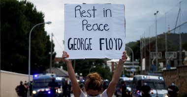 Dozens of people gather outside the U.S. Consulate in Barcelona, Catalonia, northeastern Spain, during a demonstration to protest the death of George Floyd, who died in Minneapolis police custody, June 1, 2020. (EPA Photo)