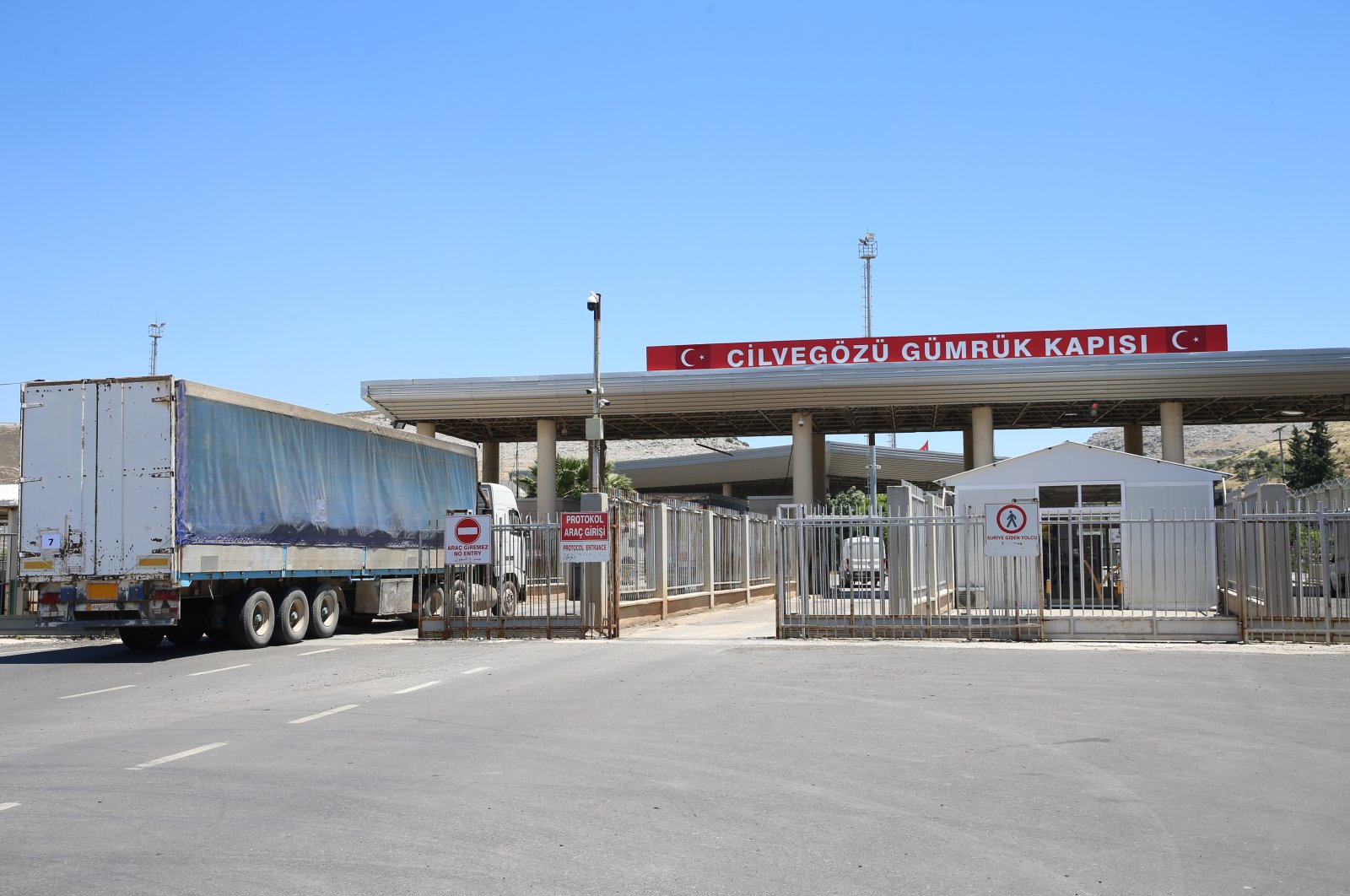 One of 103 trucks carrying humanitarian aid crosses through the Cilvegözü border gate into Syria, June 1, 2020 (AA Photo)
