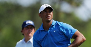 Tiger Woods watches his shot from the ninth tee as Phil Mickelson looks on during the first round of The Players Championship on the Stadium Course at TPC Sawgrass, in Ponte Vedra Beach, Florida, U.S., May 10, 2018. (AFP Photo)