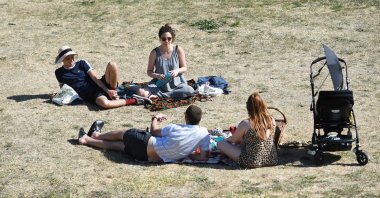 Couples meet in a park after the British government announced that beginning June 1, up to six people may meet at a park or private garden during ongoing coronavirus restrictions, London, Britain, June 1, 2020. (EPA Photo)