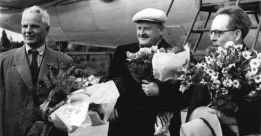 Turkish poet Nazım Hikmet (C), accompanied by Soviet poet Stepan Shchipachev (L), arrives in Berlin's Schoenefeld Airport to take part in the 3rd Writers Congress of the German Democratic Republic (GDR), on May 21, 1952. (Bundesarchiv via Wikimedia)