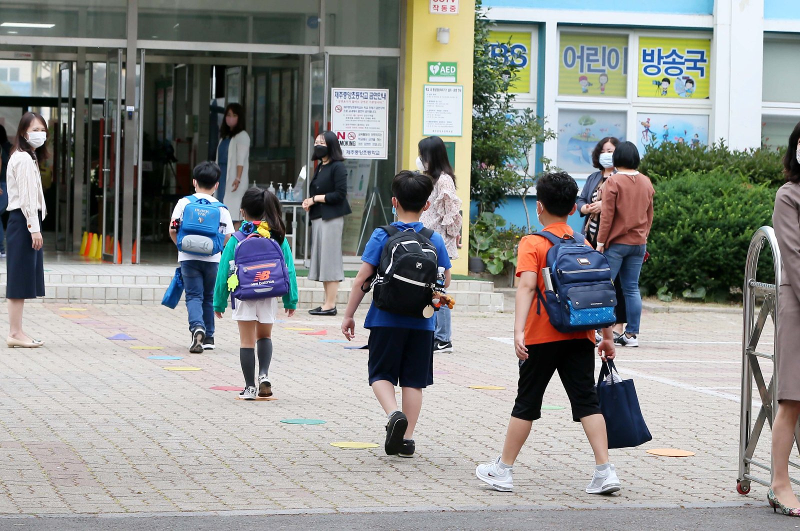 Students arrive at school while keeping distance from each other at Joongang Elementary School on Jeju Island, South Korea, 03 June 2020. (EPA Photo)