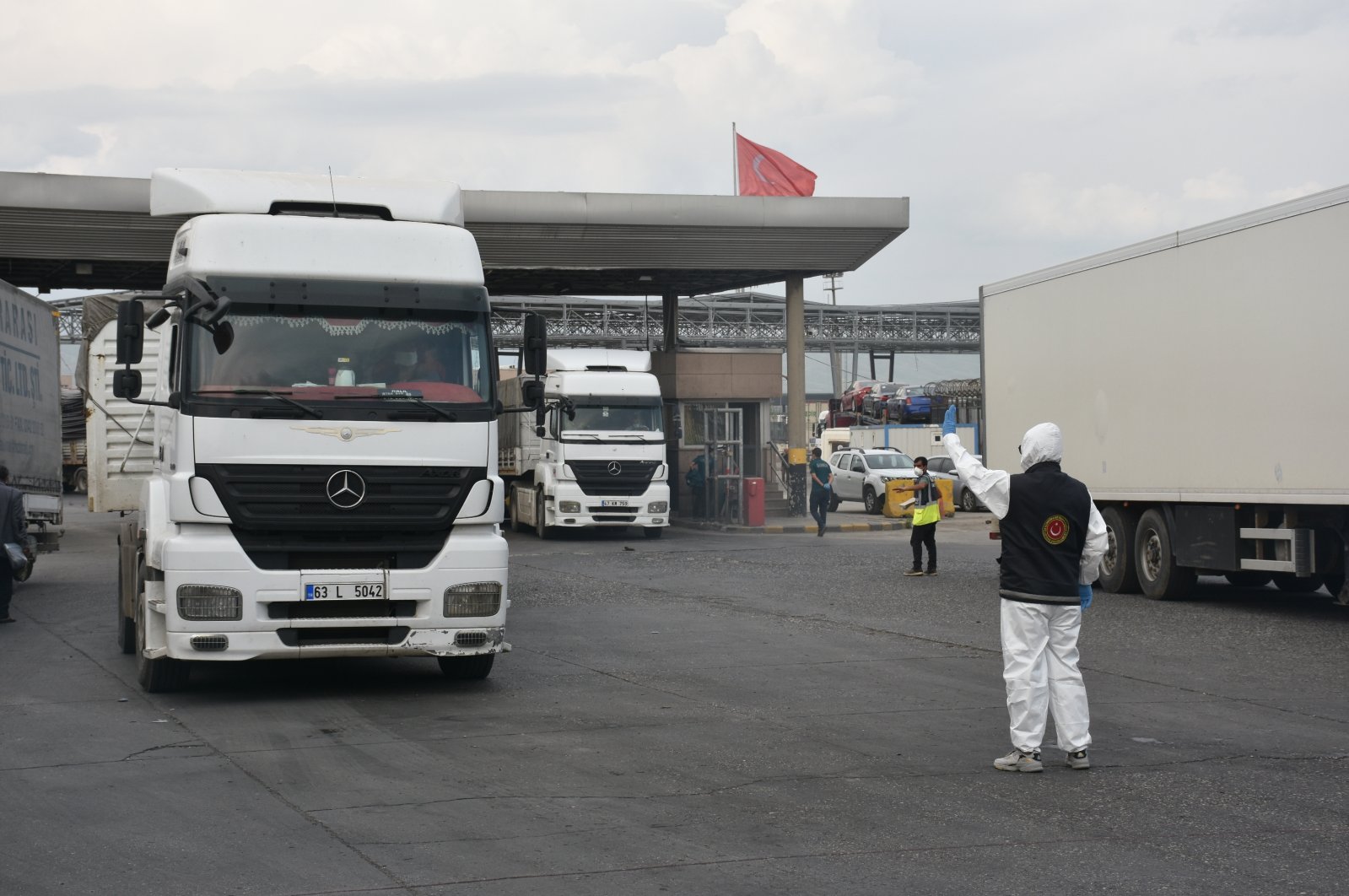 Trucks are seen at the Habur border gate in Turkey's southeastern Şırnak province bordering Iraq, April 22, 2020. (AA Photo)