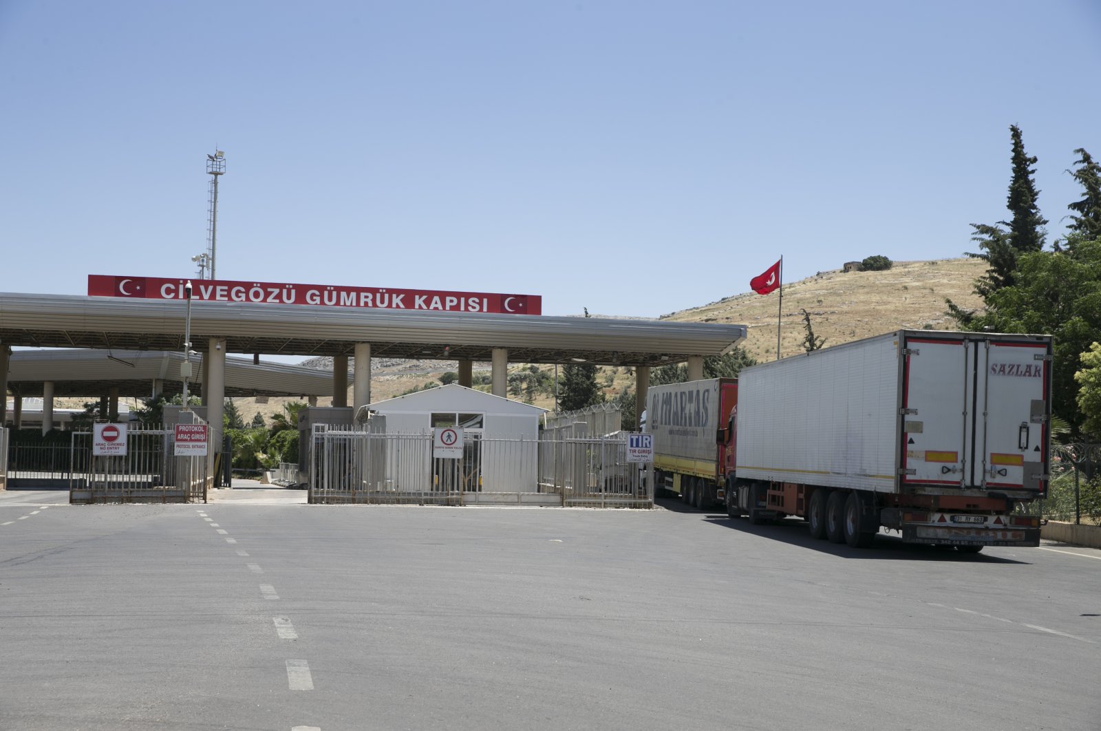 Trucks carrying humanitarian aid cross through the Cilvegözü Border Gate to deliver supplies to civilians in Syria's Idlib province, June 3, 2020. (AA Photo)