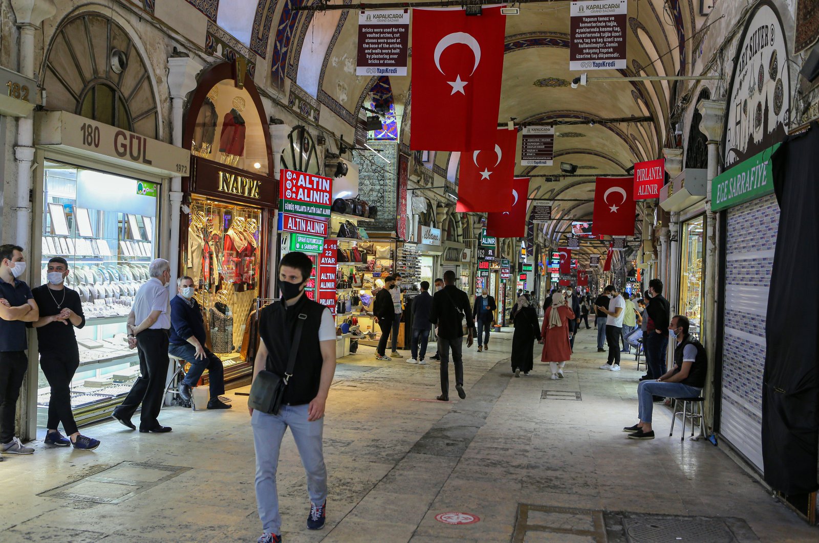 People wearing masks walk in Istanbul's historic Grand Bazaar, Istanbul, June 4, 2020. (AA)