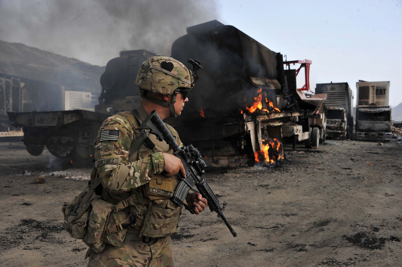 A U.S. soldier investigates the scene of a suicide attack at the Afghan-Pakistan border crossing in Torkham, Nangarhar province, June 19, 2014. (AFP Photo)