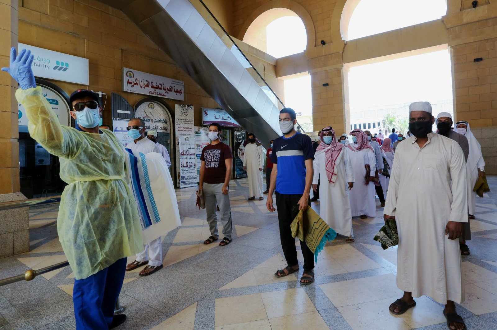 A security worker checks worshipers before they perform Friday prayers inside the Al-Rajhi Mosque, Riyadh, Saudi Arabia, June 5, 2020. (Reuters Photo)