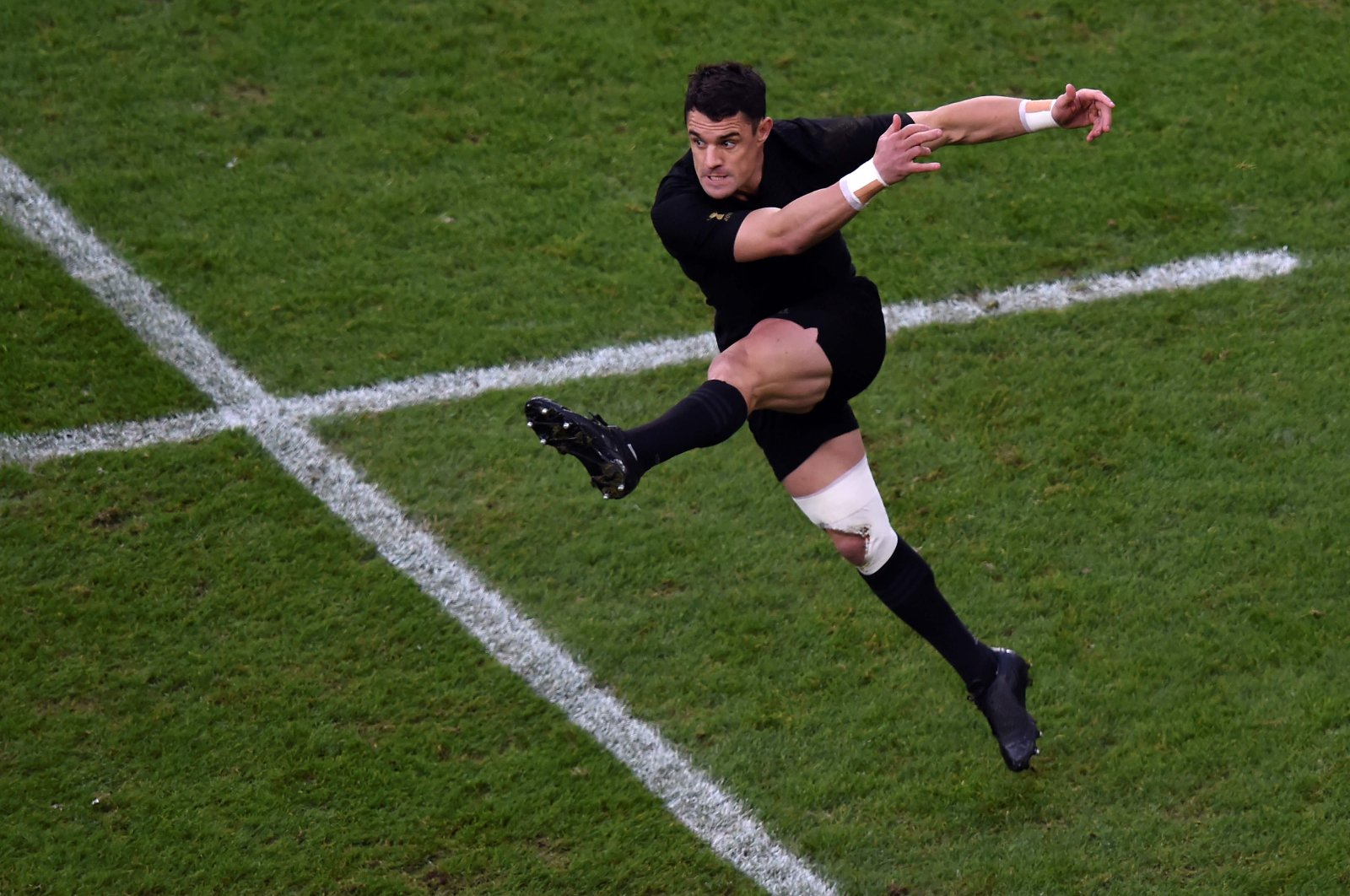 New Zealand's fly half Dan Carter kicks the ball during the final match of the 2015 Rugby World Cup between New Zealand and Australia at Twickenham stadium, south west London, Nov. 1, 2015. (AFP Photo)