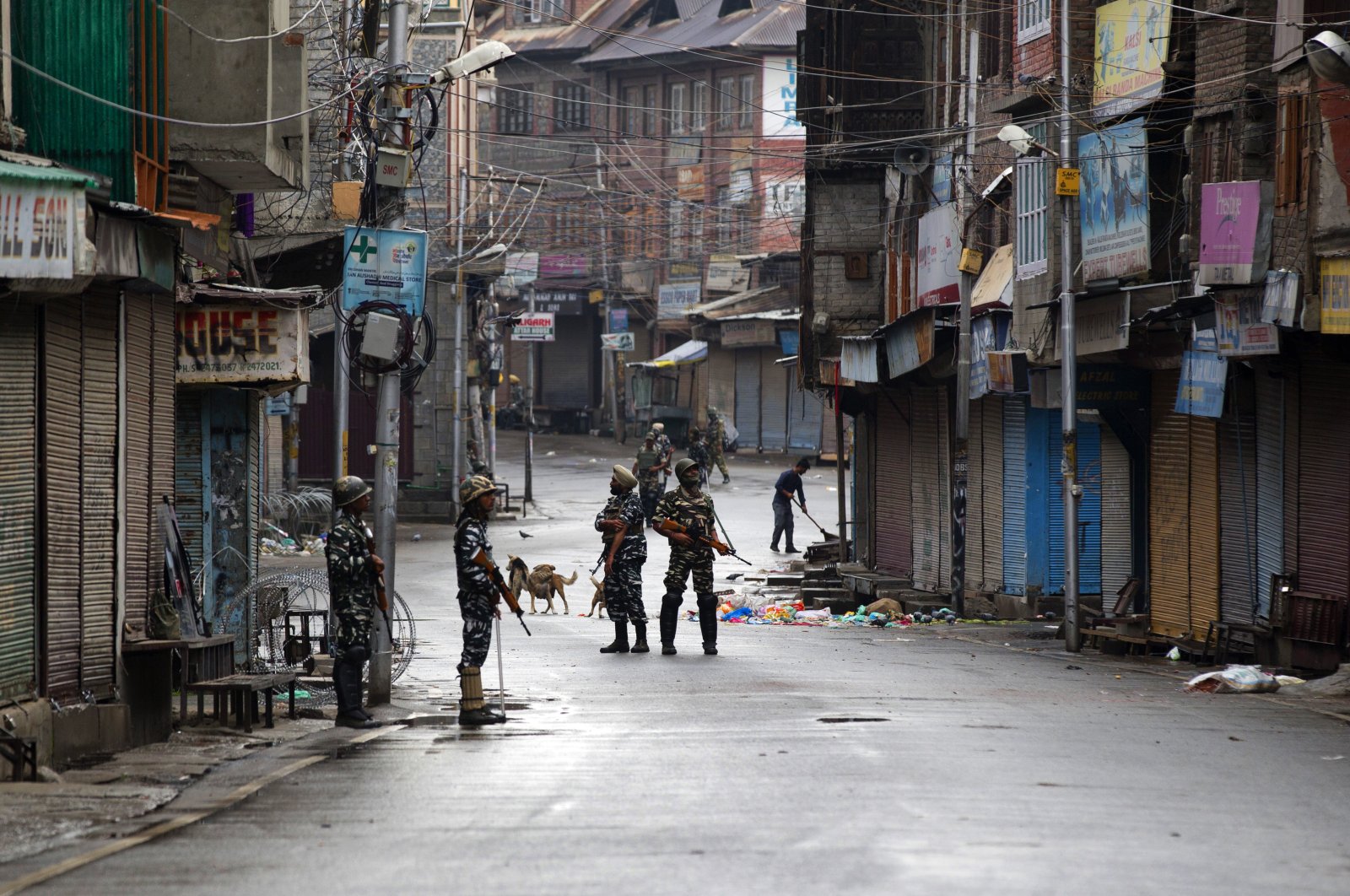 Indian paramilitary soldiers stand guard on a deserted street during curfew, Srinagar, Aug. 8, 2019. (AP Photo)
