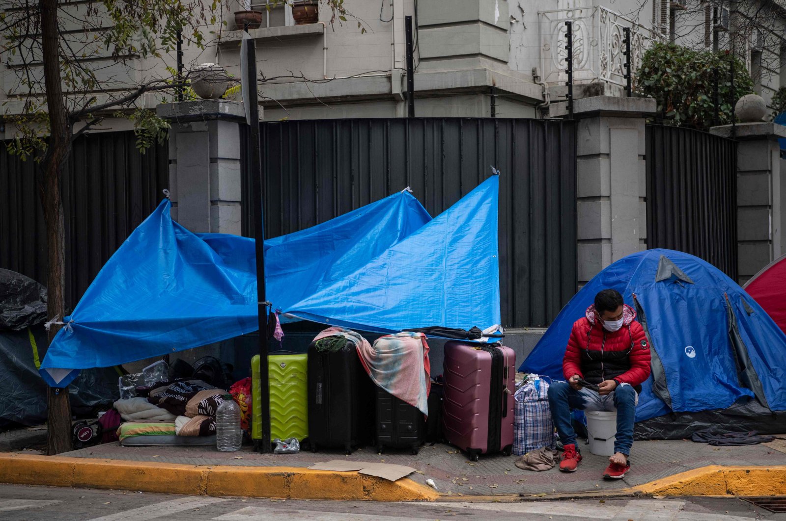 Stranded Peruvian citizens remain at a makeshift camp in front of Peru's consulate, Santiago, June 2, 2020. (AFP Photo)