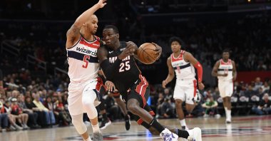 Miami Heat guard Kendrick Nunn (25) drives to the basket against Washington Wizards guard Shabazz Napier (5) during an NBA game, in Washington, D.C., U.S., March 8, 2020. (AP Photo)