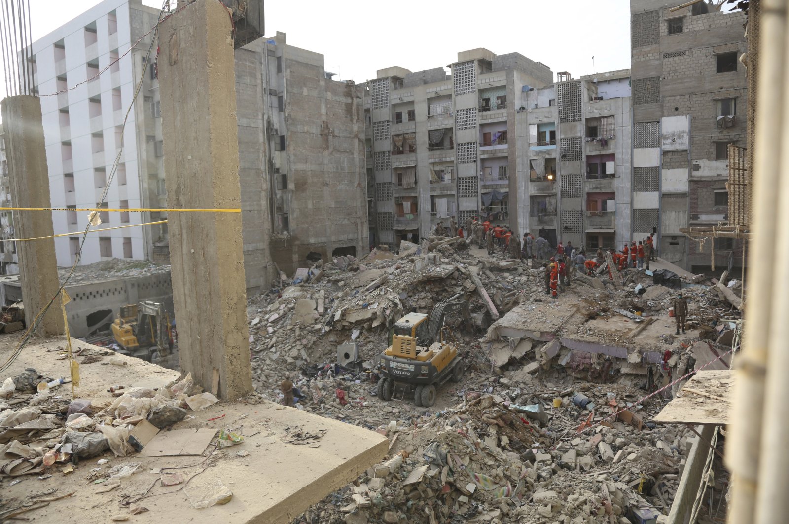 Pakistani troops, rescue workers and volunteers look for survivors amid the rubble of a collapsed building in Karachi, Pakistan, June 8, 2020. (AP Photo)