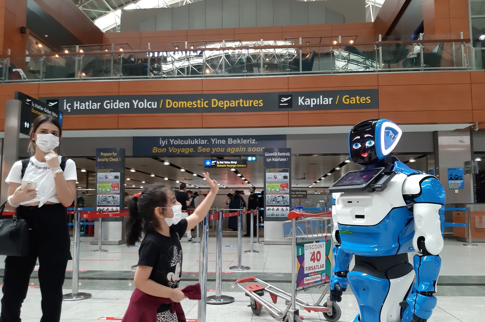 "Aerobot" at Istanbul's Sabiha Gökçen Airport informs passengers about flights while warning on measures against the coronavirus outbreak. (AA Photo)