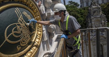 An adorner works on the golden leaf of one of tughras of Sultan Abdülmecid in this undated photo. (DHA PHOTO)